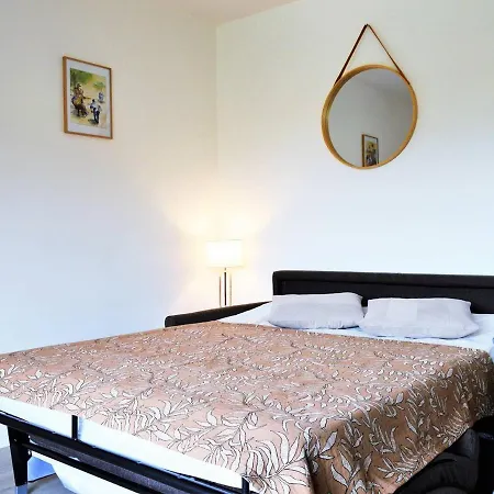 Rénové 2021 Avec Balcon Et Garage, Proche Golf, 3 Pièces, 6 Couchages, Le Lavandou. - Fr-1-251-425 *